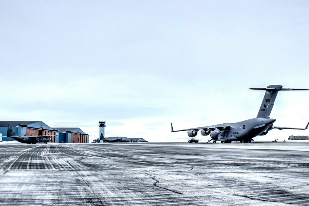 Regeringerne i både Danmark og USA er nu på vej ind i sagen om en servicekontrakt på Thule-basen, der er gået til et amerikansk firma via et dansk datterselskab. Foto: U.S. Air Force/David Buchanan.