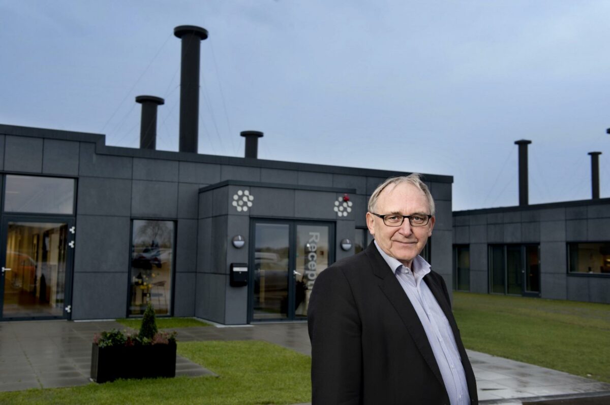 Det er blandt andet mange udluftningsskorstene, som gør det store laboratoriebyggeri synligt. Svend Aage Linde, Scandi Byg, medvirkede til at hemmeligholde byggeriet meget længe. Pressefoto.