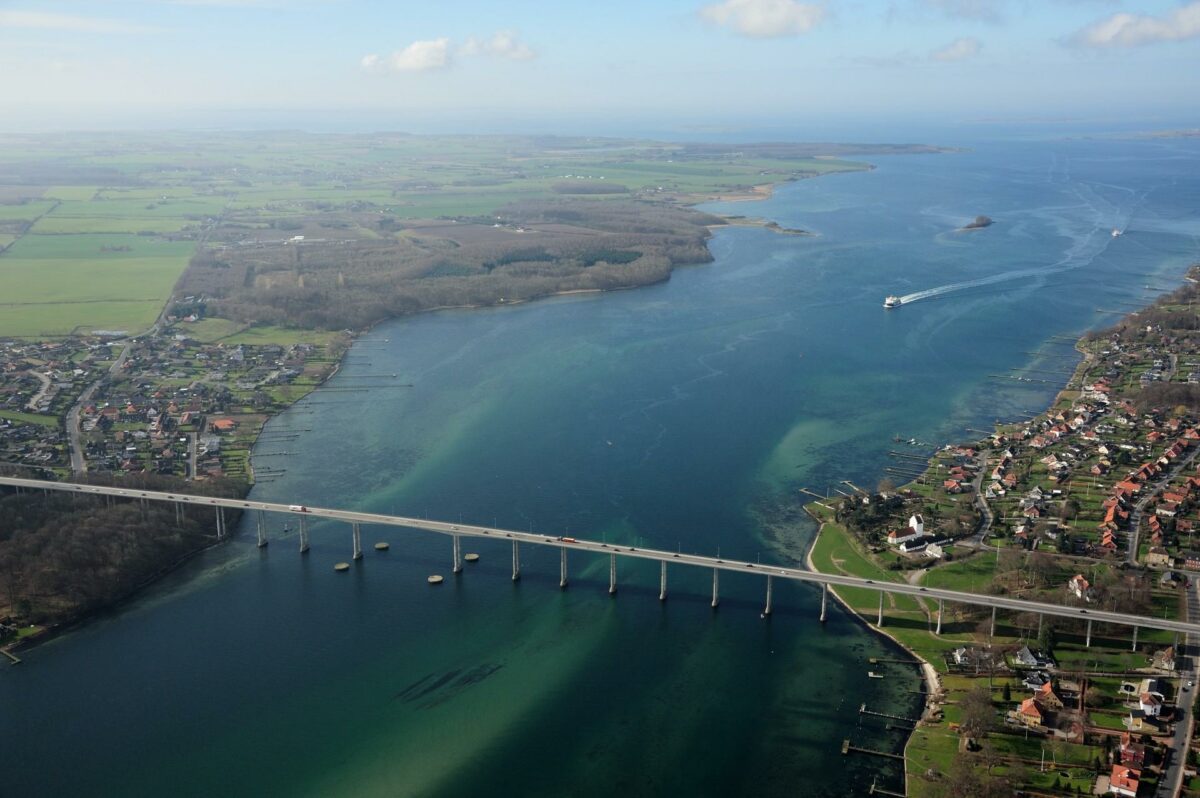 Vejdirektoratet anlægger sandrev omkring de fag, der har behov for ekstra sikring. Revene skal supplere den eksisterende skibsstødssikring af broen. Foto: Vejdirektoratet.