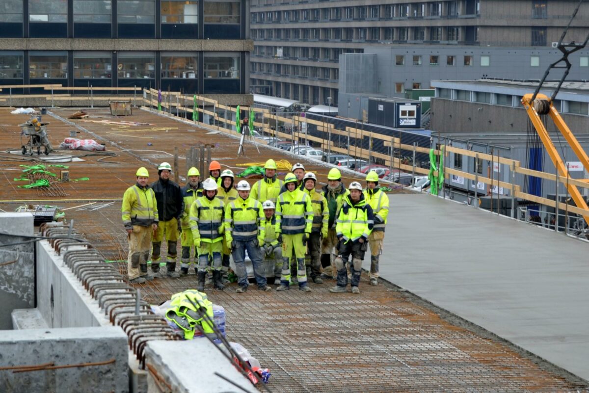 Byggeriet af Rigshospitalets nye parkeringshus, der opføres af et erfarent team af håndplukkede medarbejdere fra LM Byg A/S, skyder hastigt i vejret og åbner til sommer med 665 parkeringspladser.