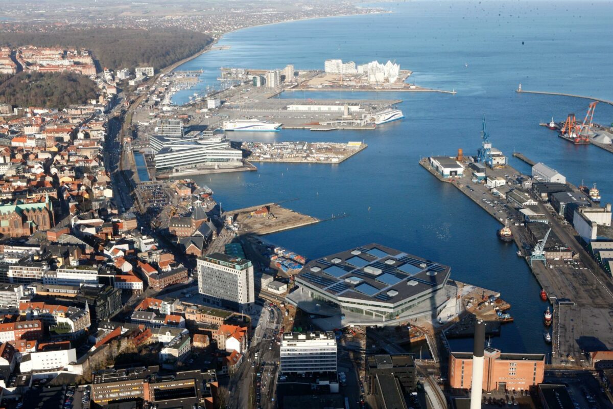 Dokk1 er det største byggeri i Aarhus Kommunes historie og en del af en omfattende revitalisering af havnefronten. Foto: Aarhus Luftfoto.