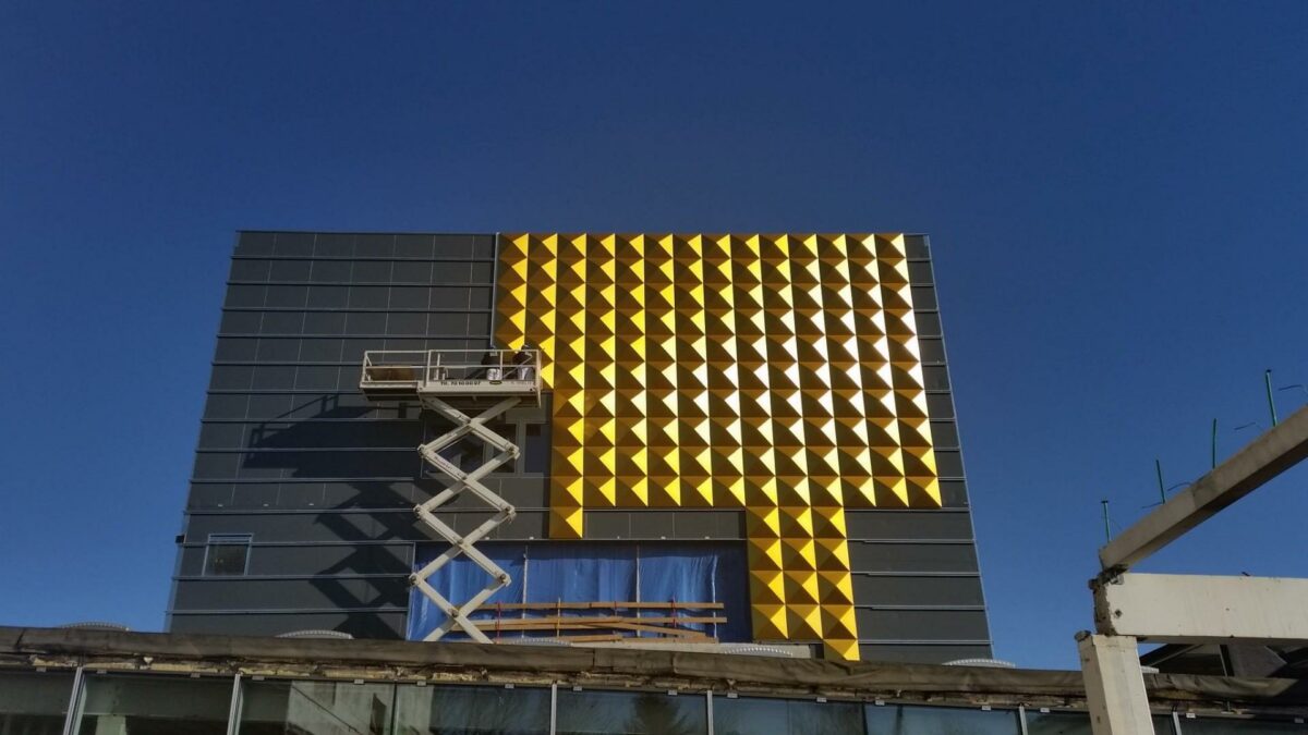 Montagen af guldpyramiderne i eloxeret aluminium er kommet godt i gang på rockmuseet i Roskilde. Foto: B. Nygaard Sørensen A/S.