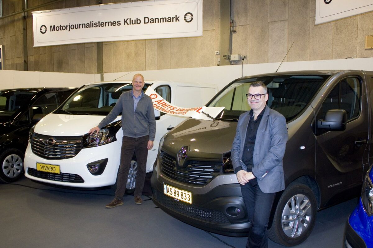 Årets Varebil 2015 blev duoen Opel Vivaro og Renault Trafic til stor glæde for bilmærkernes informationschefer, Søren Hyltoft fra Renault Danmark (th.) og Erik Morsing fra Opel Danmark. Foto: Kim Ebbesen.