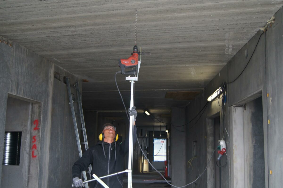 Elektriker Patrick Desario bruger dovendrengen til at bore huller i loftet.