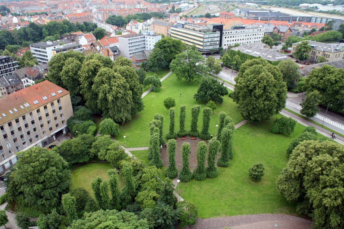 Danske Planteskoler vil gøre bygherrer opmærksomme på, at det på længere sigt kan blive dyrt at spare på beplantningen. Foto: Colourbox.