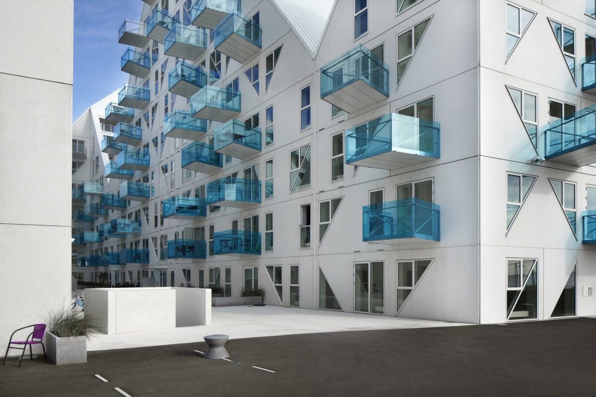 - Det er langt fra alle vinduesfirmaer, som kan eller vil lave specielle vinduesløsninger - og det er en stor udfordring for mange arkitekter, som skal have produceret specialdesignede vinduesløsninger, siger salgschef hos Pro Tec Vinduer, Jesper Hønning. Foto: Allan Toft Photographer.
