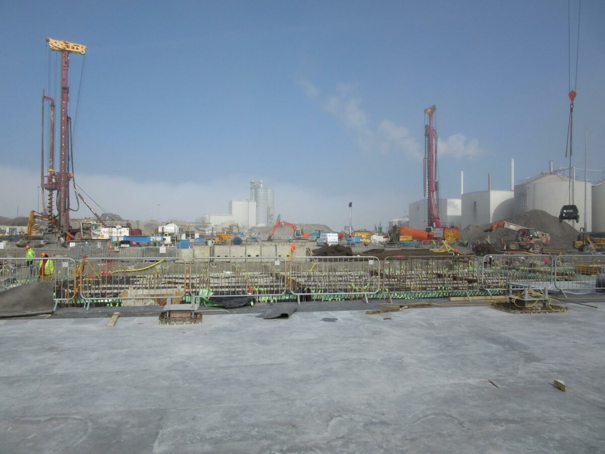 Byggepladsen tager form, i takt med at punktfundamenter til de op til 50 meter høje stålsøjler bliver støbt. Foto: Friis & Moltke.