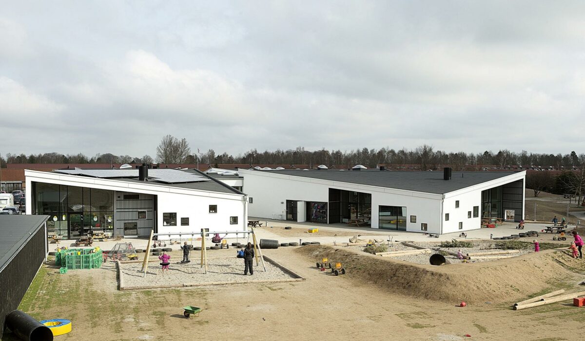 Kerteminde Kommune valgte STB Byg som totalentreprenør, da Daginstitution Mælkevejen i Langeskov skulle bygges. Det 2300 kvadratmeter store bæredygtige byggeri har plads til 254 børn, og blev opført, mens den eksisterende institution fortsat fungerede. Foto: STB Byg A/S.
