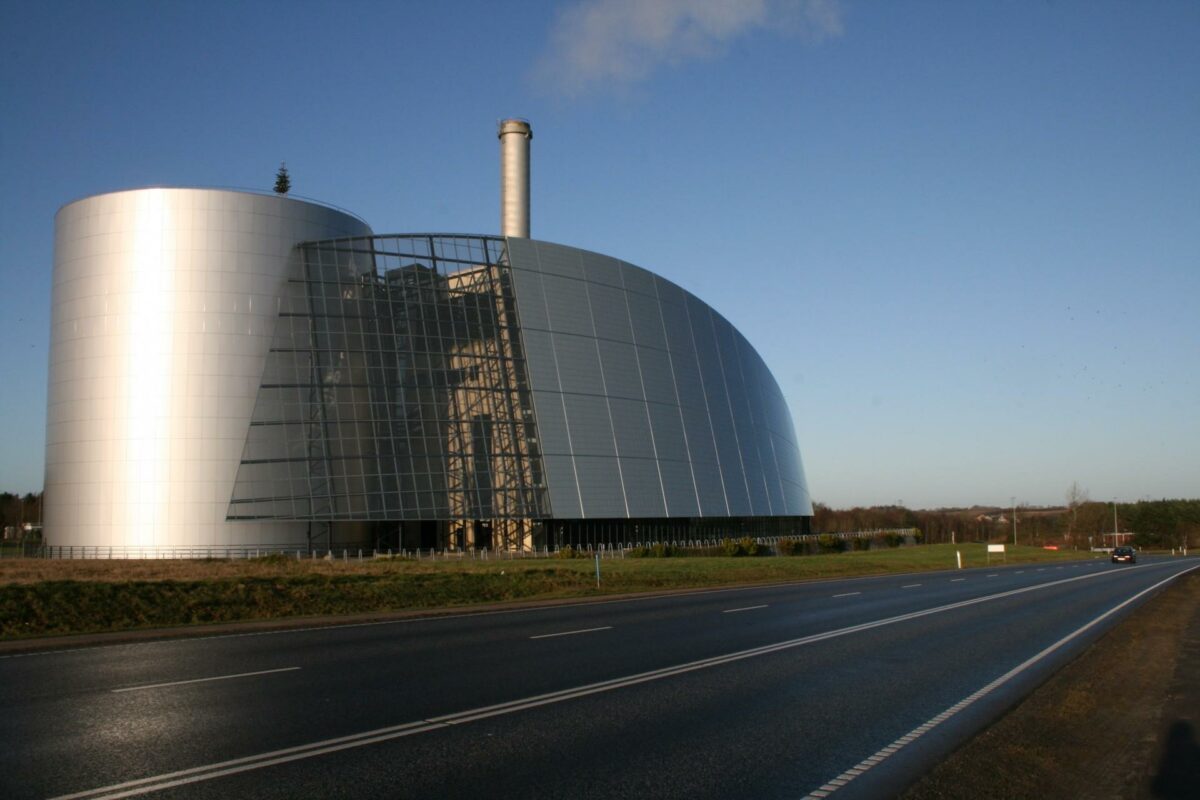 Store varmepumper skal i fremtiden integrere den stigende mængde vindmøllestrøm i fjernvarmen. Her er det Viborg Varmeværk. Foto: Colourbox.