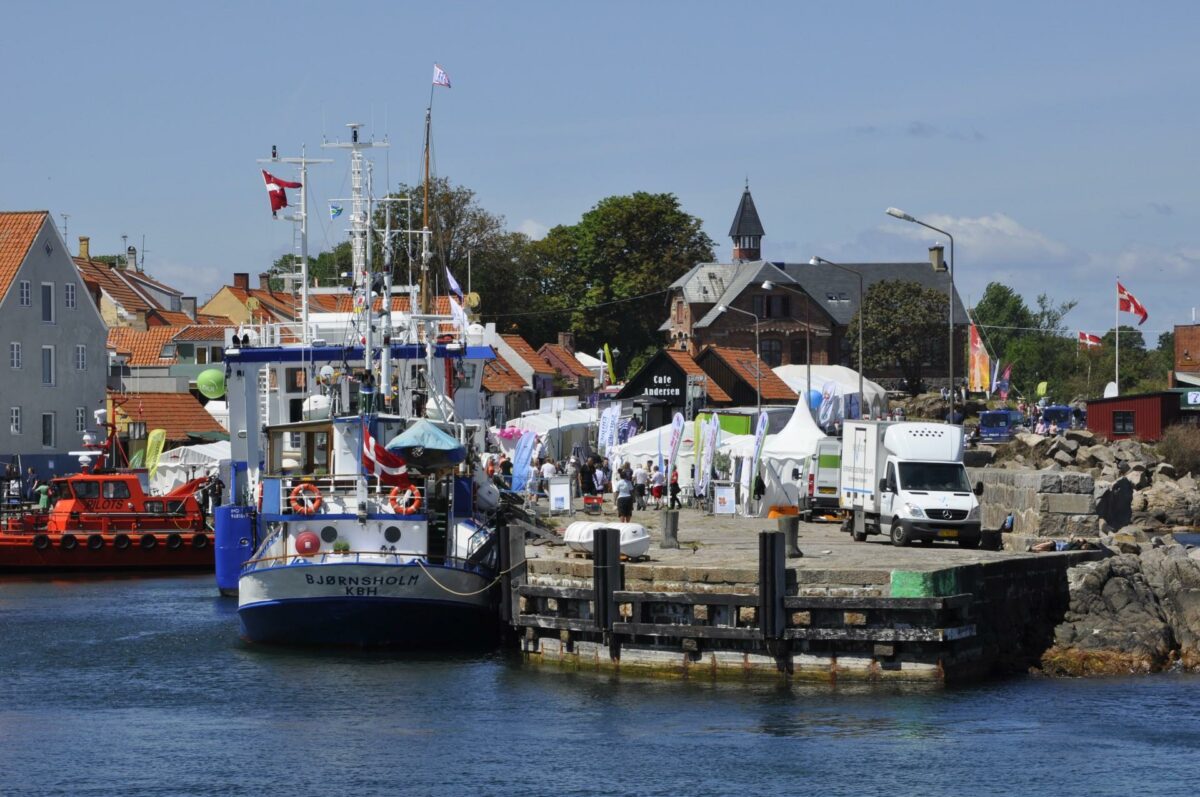 Hvert år i juni afholdes Folkemødet i Allinge på Bornholm. I 2014 deltog 90.000 mennesker i arrangementet. Foto: Bornholms Regionskommune.