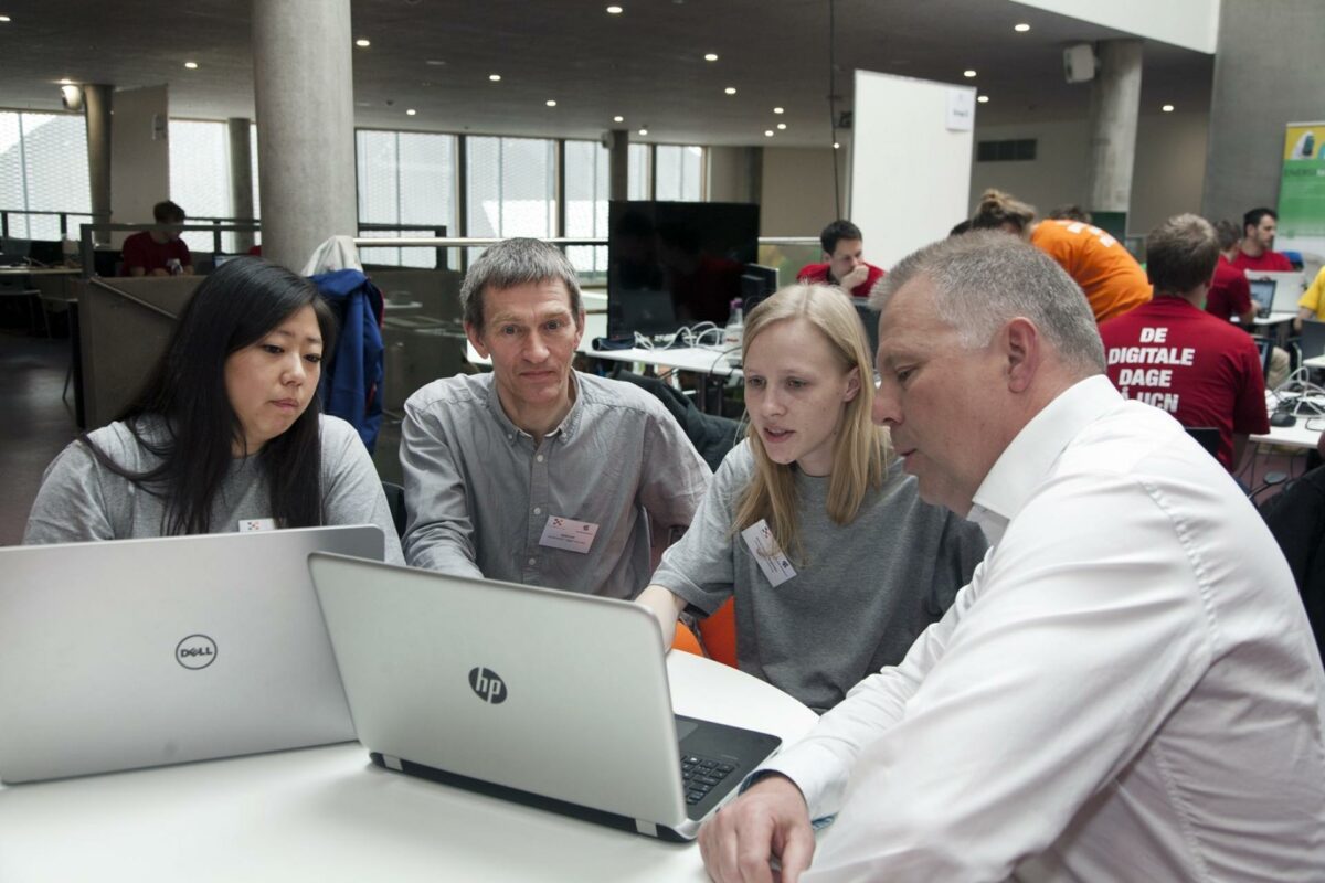 - Med den cloud-baserede BIM-platform fra Cad-Q A/S, åbnes helt nye muligheder for at styrke samarbejde, effektivitet og kvalitet i projekteringen af fremtidens store byggerier, konstaterer informatikstuderende Astrid Jørgensen og Malan Kirke, der som led i De Digitale Dages projektering af kontorlandskaber i Aalborg?s gamle spritfabrik tester det nye BIM værktøj. På billedet ses fra venstre Malan Kirke, Kjeld Svidt, Astrid Jørgensen og Morten Strandgaard. Pressefoto.
