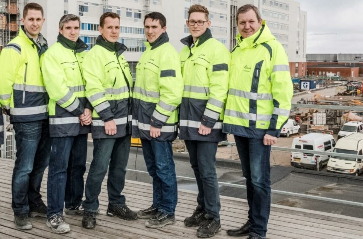 Administrerende direktør i Bravida Danmark, Bent Andersen (til højre) kan med tilfredshed se en stabil vækst afspejlet i seneste kvartalsregnskab. Foto: Bravida Danmark.