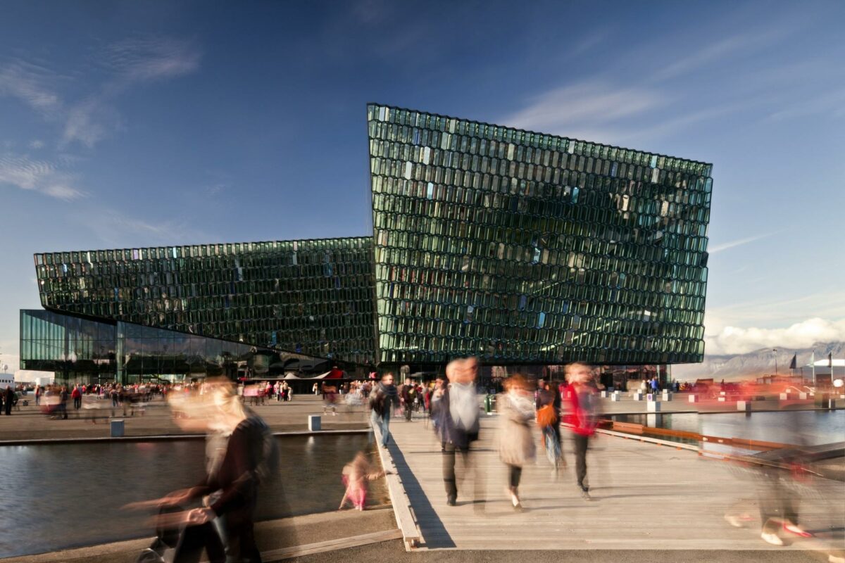 Harpa er tegnet af Henning Larsen Architects og Batteriid Arkitekter. Olafur Eliasson har været inde over facadedesignet. Foto: Nic Lehoux.