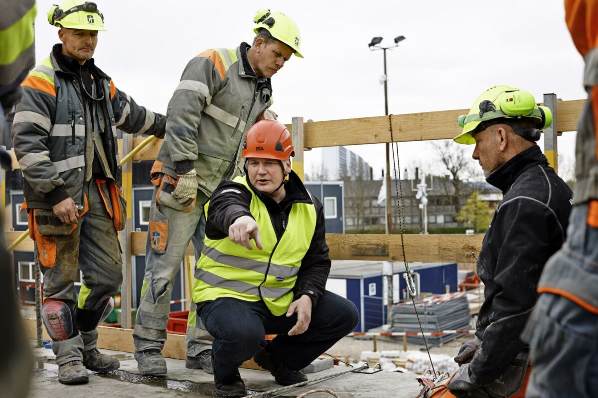 Et betonsjak fra MT Højgaard trænede under arbejdsmiljøugen redningsøvelser. Holdet skulle redde en kollega, der simulerede at hænge i sin redningsline efter et fald. Foto: Thomas Hommelgaard.