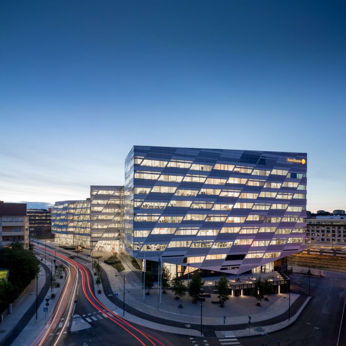 Swedbanks nye hovedsæde i Sundbyberg, Sverige, tegnet af 3XN Arkitekter, har vundet en stor amerikansk arkitekturpris. Foto: Adam Mørk courtesy of 3XN.