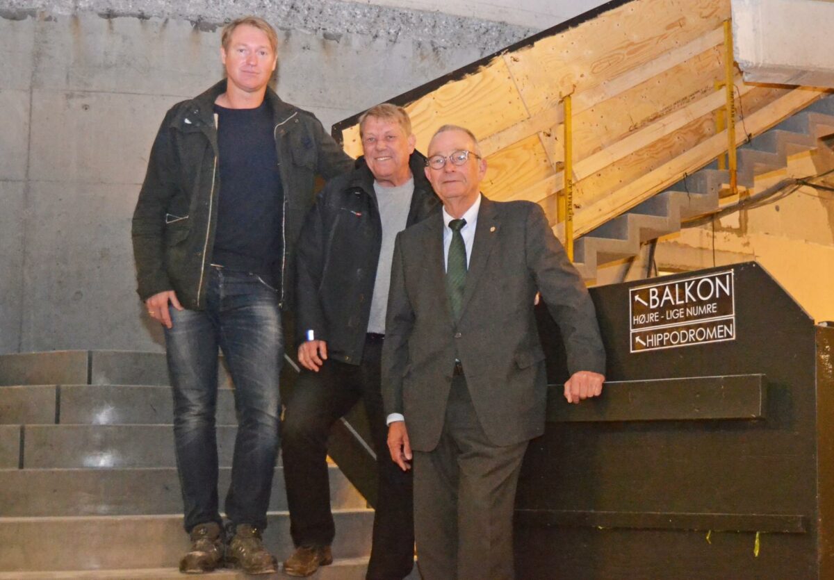 Lars Heilesen (t.h.), Ole Nielsen og Lennart Krimme (t.v.) på trappen inde i Folketeatret, der er under total renovering.