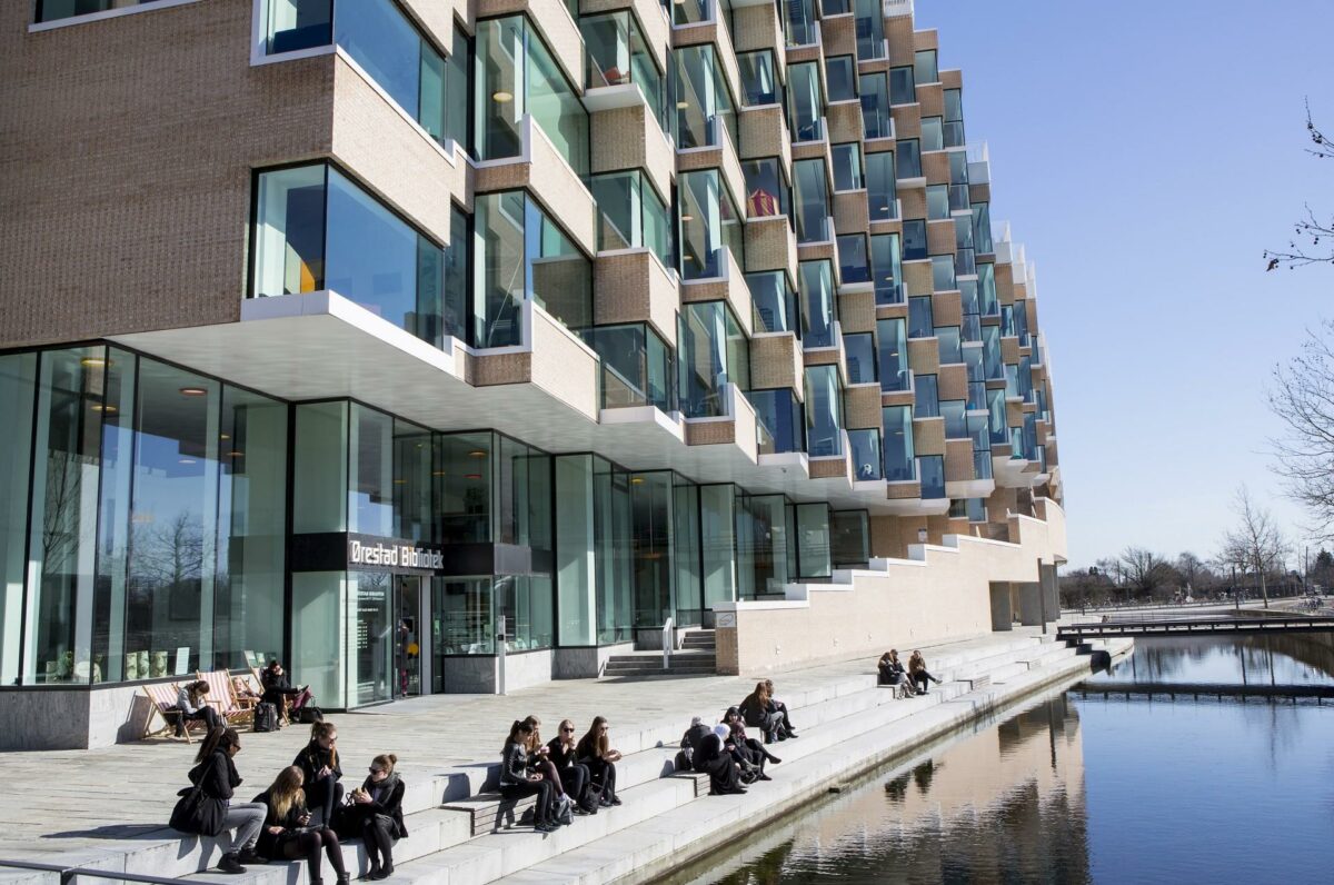 Når vejret viser sig fra sin bedste side, gør folk ophold foran biblioteket, og den kvalitet skal nu dyrkes yderligere. Foto: Peter Sørensen.