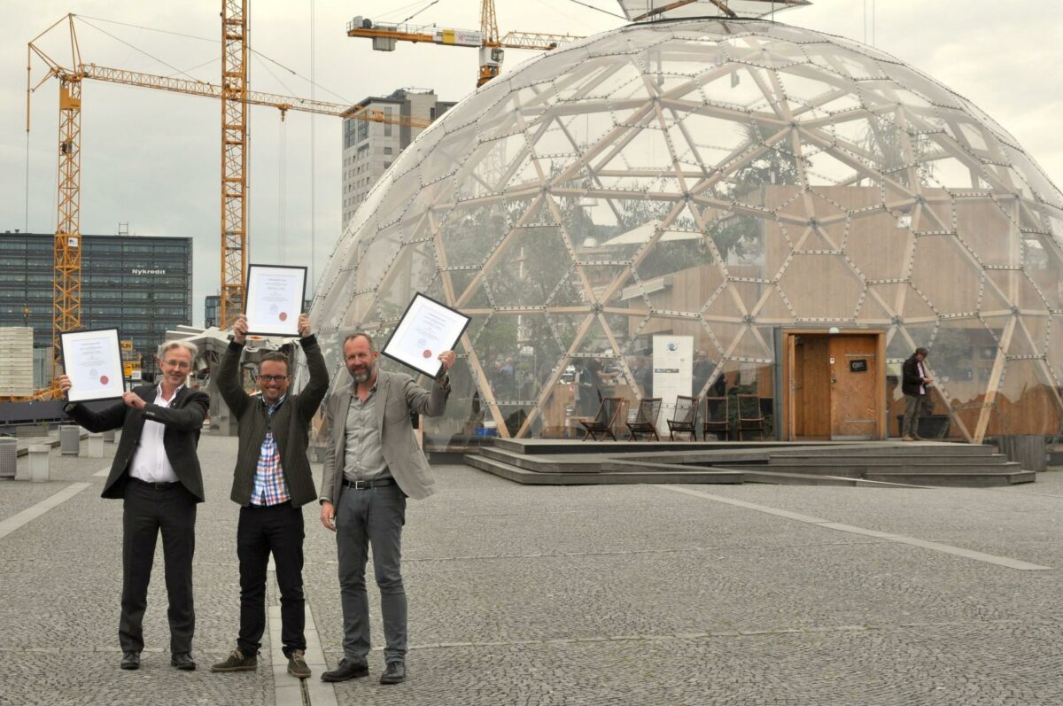 Professor Poul Henning Kirkegaard, Aarhus Universitet, direktør Martin Manthorpe, NCC, og arkitekt Mads Mandrup, C.F. Møller, modtog alle Tømrerprisen 2015. Pressefoto.