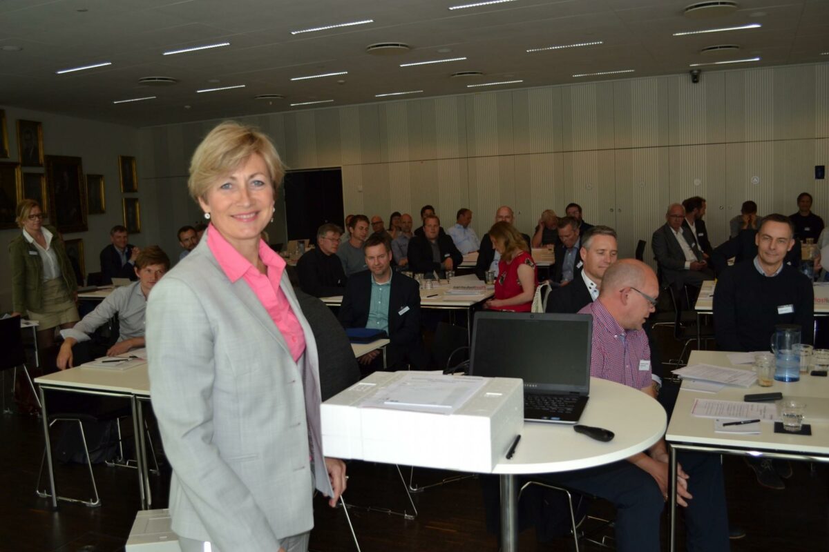 MF'er Lone Loklindt (R) var blandt oplægsholderne og satte fokus på nødvendigheden af at energirenovere. Foto: Plastindustrien.