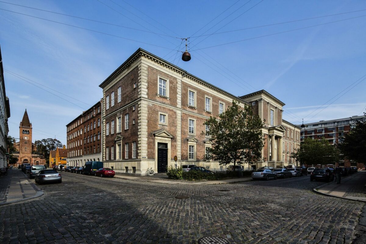 Ejendommen blev opført i 1869 af den Danske Frimurer Orden, som benyttede huset frem til 1927. Fra 2016 kan nye beboere flytte ind i de omkring 50 lejligheder, der indrettes i den historiske ejendom. Foto: Domis.