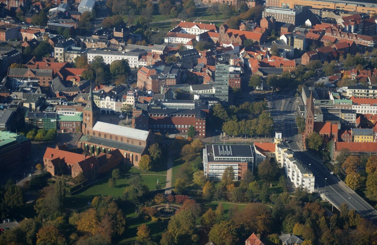 Odense skal nu i gang med at finde et område, der kan rumme en helt ny bydel til personer med demens. Foto: Colourbox.