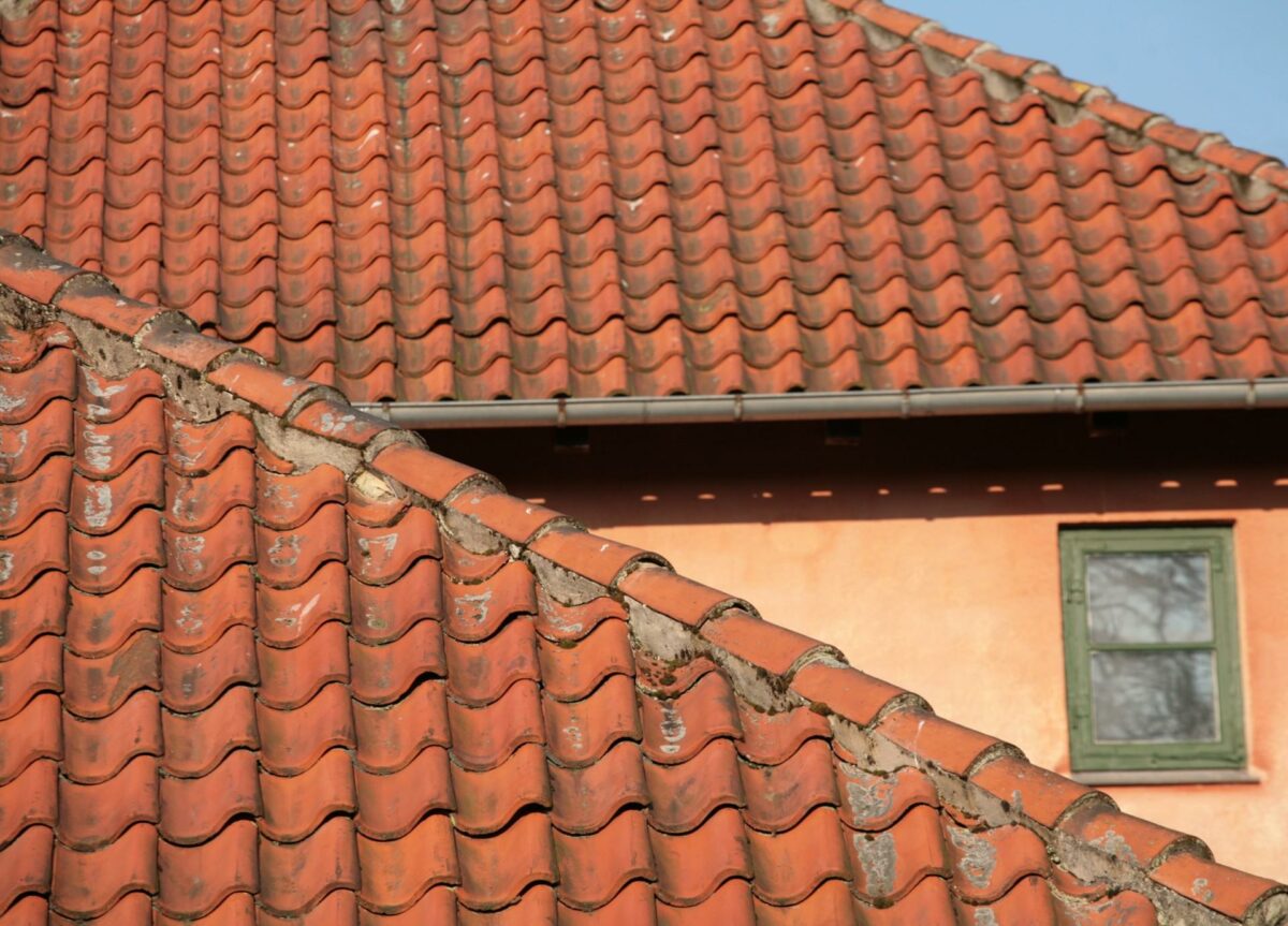 De røde tegltag har tidligere været udfordrende i forhold til integrationen af solceller. Foto: Colourbox.