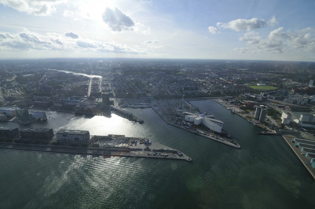 Det er allerede blevet besluttet, at det igangværende byggeri af Nordhavnsvej føres videre ud til selve Nordhavn. Nu vil Venstre sikre, at projektet føres videre til Refshaleøen og slutdestinationen omkring Sjællandsbroen. Foto: Colourbox.