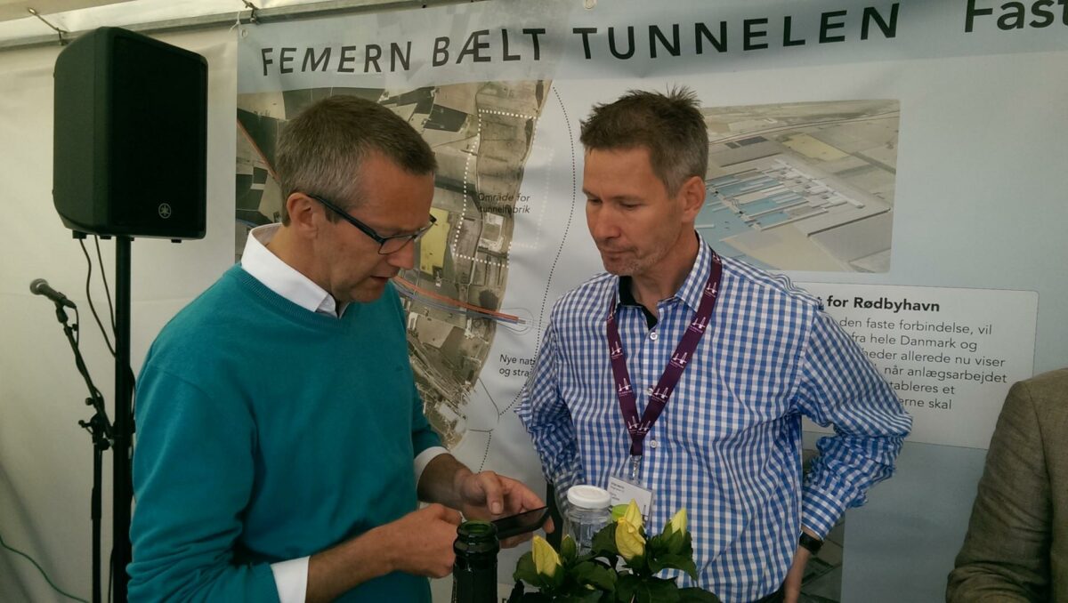 Bestyrelsesmedlem i Femern Belt Development Stén Knuth (t.h.) i samtale med Jens Stenbæk, Regionsrådsformand, Region Sjælland. Foto: Torben Jastram.