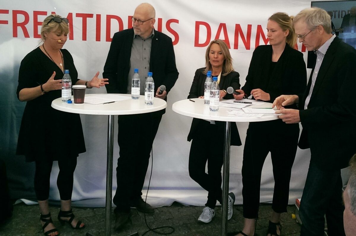 Ordstyrer Christine Feldthaus (t.v) styrede debatten, der havde deltagelse af fra venstre byggedirektør Rolf Andersson fra KAB, direktør Lene Espersen fra Danske Arkitektvirksomheder, rådgivningschef Rie Søgaard fra Dansk Bygningsarv og direktør Michael H. Nielsen fra Dansk Byggeri. Foto: Torben Jastram.