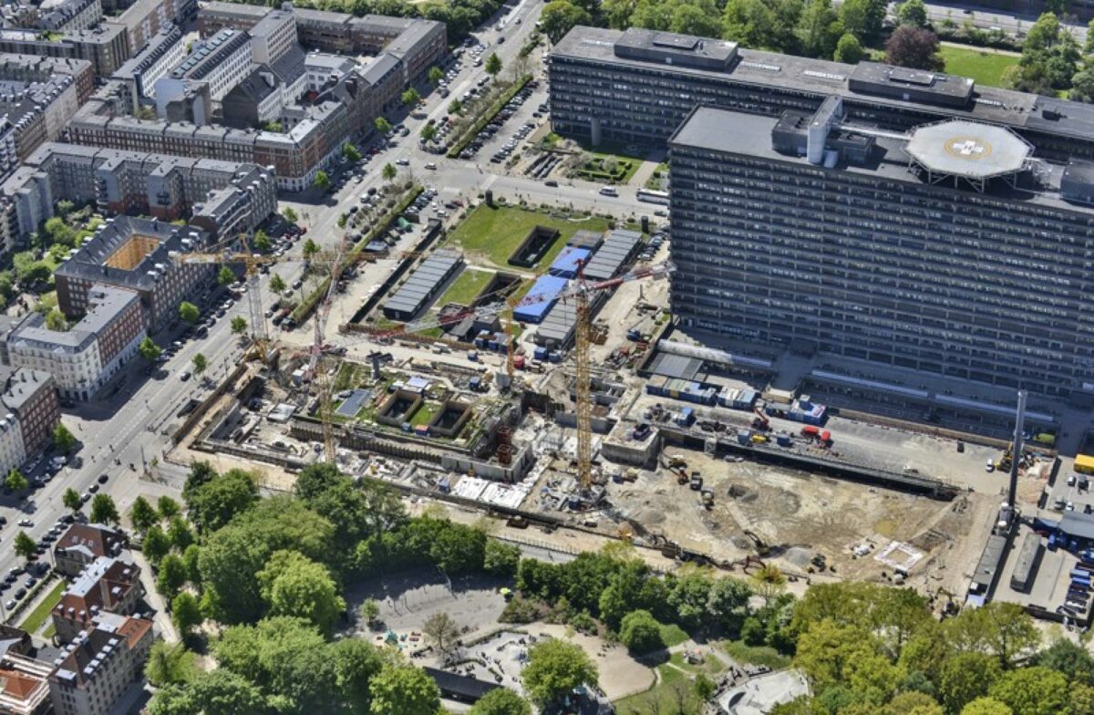 Det Nye Rigshospital er et projekt til 2,4 milliarder kroner, og i juli skal det nye parkeringshus og patienthotel stå klar. Foto: aa-a.dk.