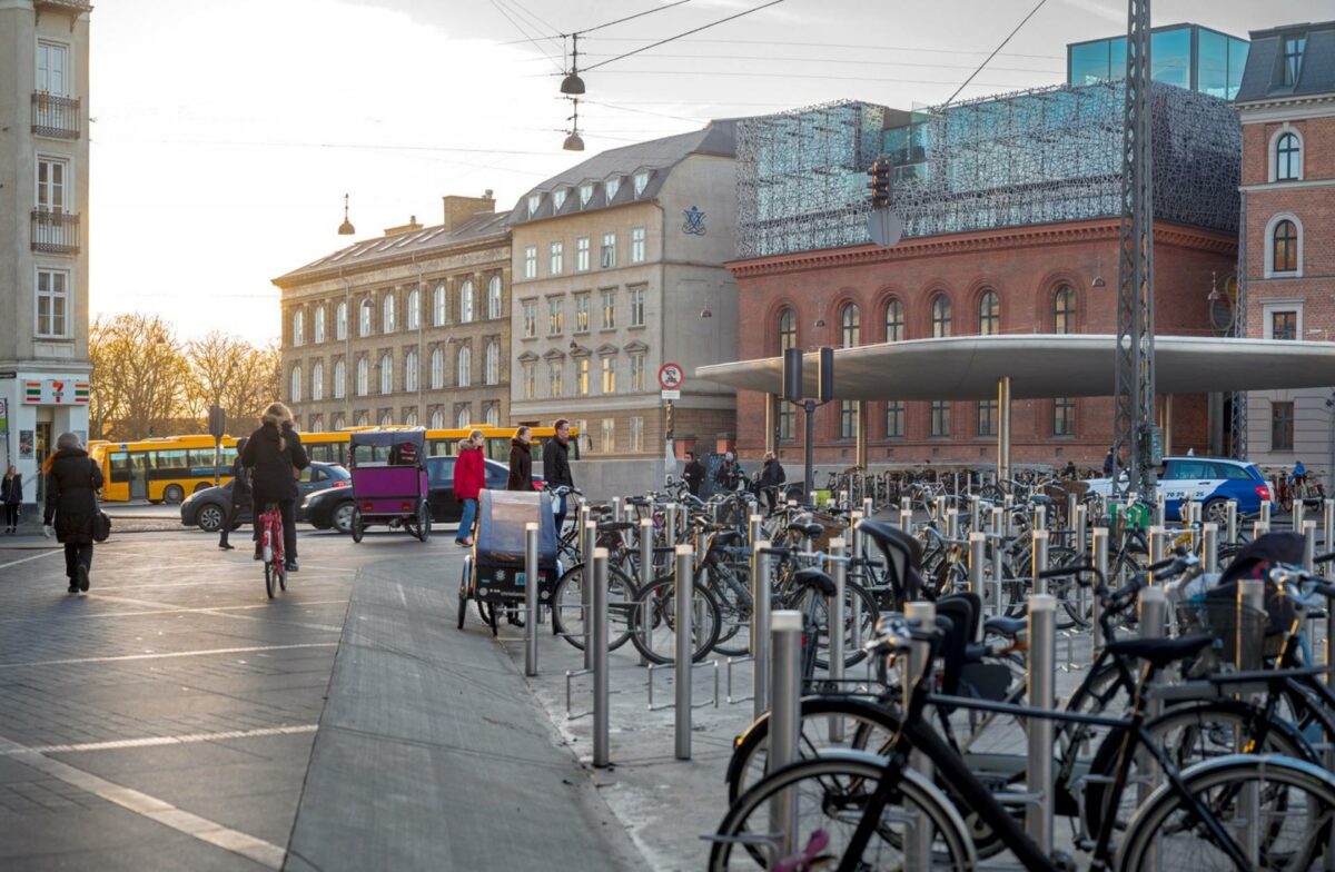 Cykelparkeringen ved Nørreport Station skiller sig ud ved at have sænket parkeringsområdet i forhold til omgivelserne. Foto: Gottlieb Paludan Architects.