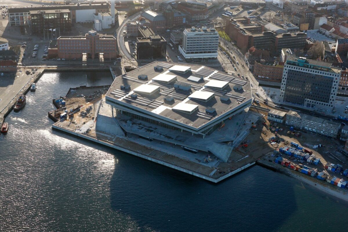 Klimaskærmen på Dokk1 er tæt nok til, at kæmpebyggeriet lever op til 2020-kravene. Foto: Aarhus Luftfoto.