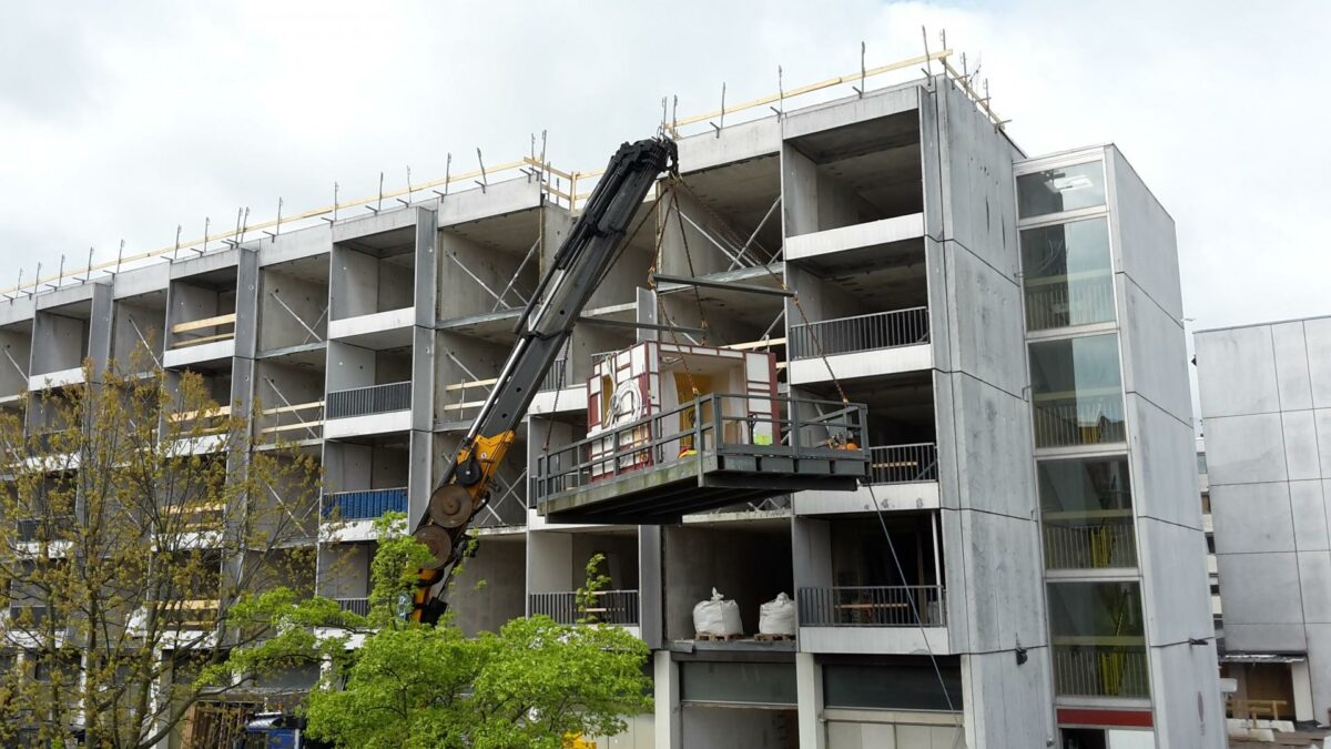 Bygningen står helt åben, fordi der er ved at blive installeret præfabrikerede. Foto: NCC.