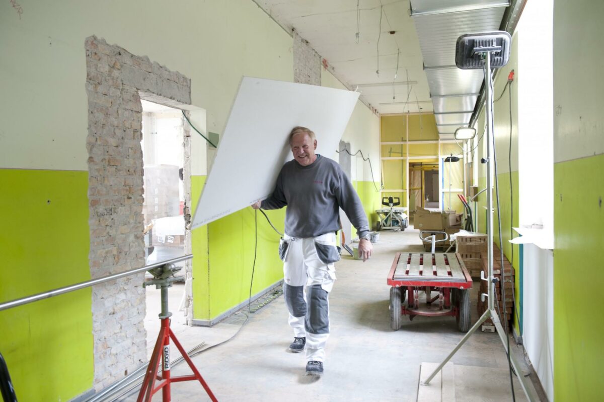 Flemming Sørensen fra Jakon er en erfaren tømrer, som har installeret adskillige tusinde gipsplader. Han er ikke i tvivl om, at Light Board gør arbejdet nemmere.