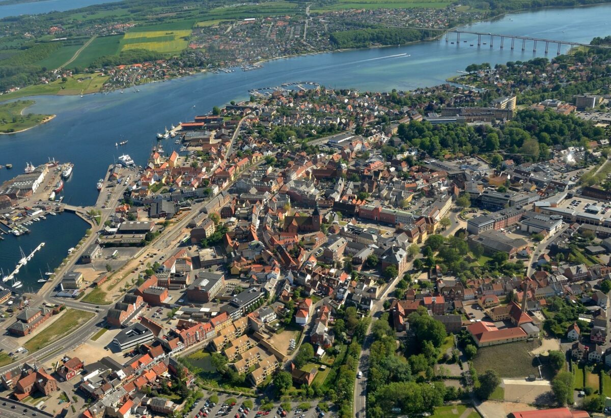 LE34 har fået tilladelse til at flyve over tætbebyggede områder. Foto: Colourbox.