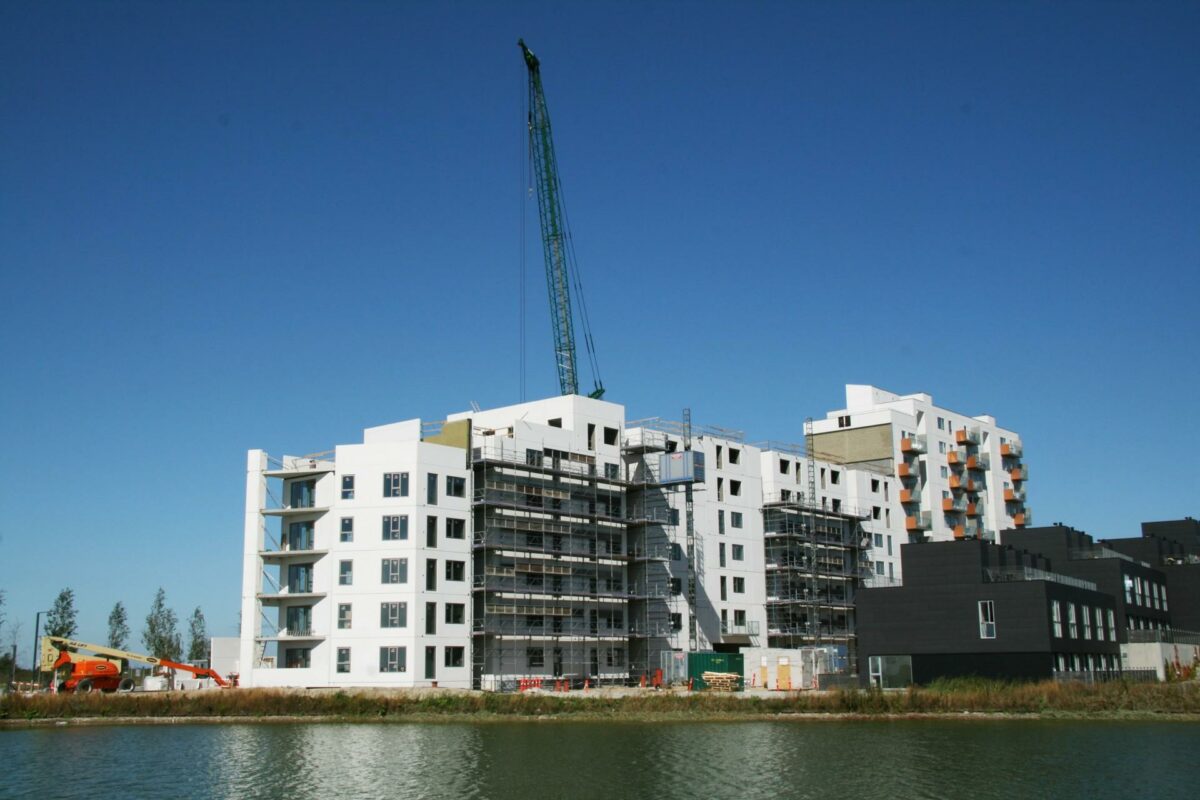 "Hesteskoen" blev opført i Ørestad Syd i 2013. Nu har det svenske ejendomsselskab købt et nyt boligprojekt på en nabogrund. Foto: Torben Jastram.