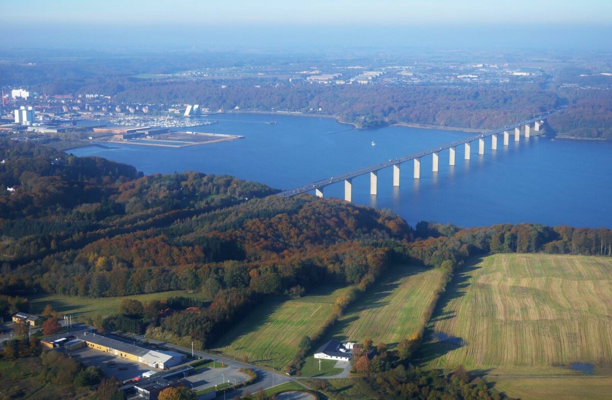 Der kan måske blive behov for at ændre i forliget om Togfonden.dk ved eventuelt at droppe den planlagte jernbanebro over Vejlefjord, for at kompensere for de faldende oliepriser. Foto: Colourbox.