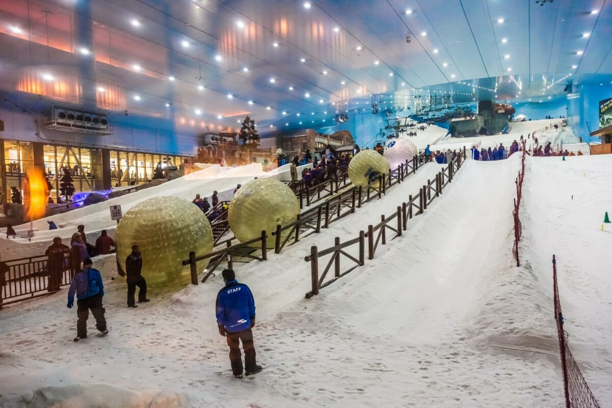 Mall of the Emirates, som indeholder verdens største nuværende skicenter, giver mulighed for at kombinere shoppeturen med en tur på ski - mens der er 40 graders varme udenfor. Foto: Colorbox.