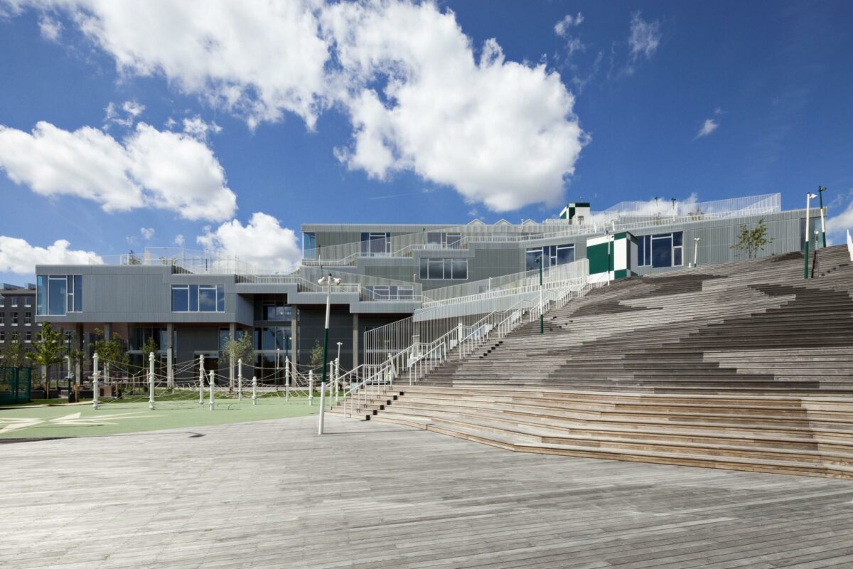 Skolen i Sydhavnen ligger ned til vandet og står nu klar til brug. Foto: Stamers Kontor.