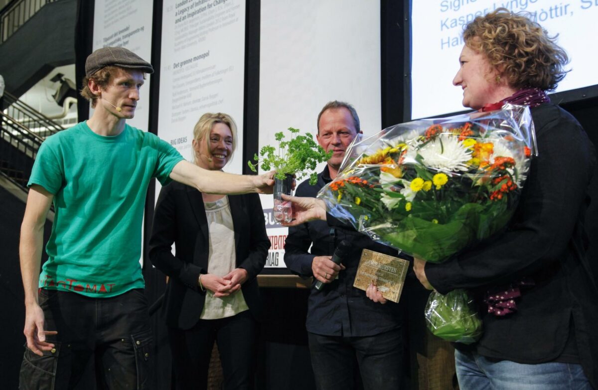Prisen "Det Bæredygtige Element" overrækkes til Gamle Mursten på Building Green 2014.