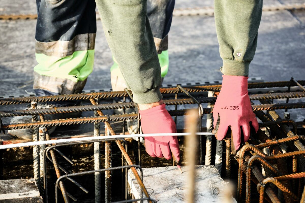 Det er vigtigt at holde tungen lige i munden, når man vender tilbage til byggepladsen efter endt sommerferie. Der sker 22 procent flere arbejdsulykker i september end i juni, hvilket skyldes, at sikkerhedsrutinerne først skal indarbejdes igen efter ferien. Foto: Colourbox.