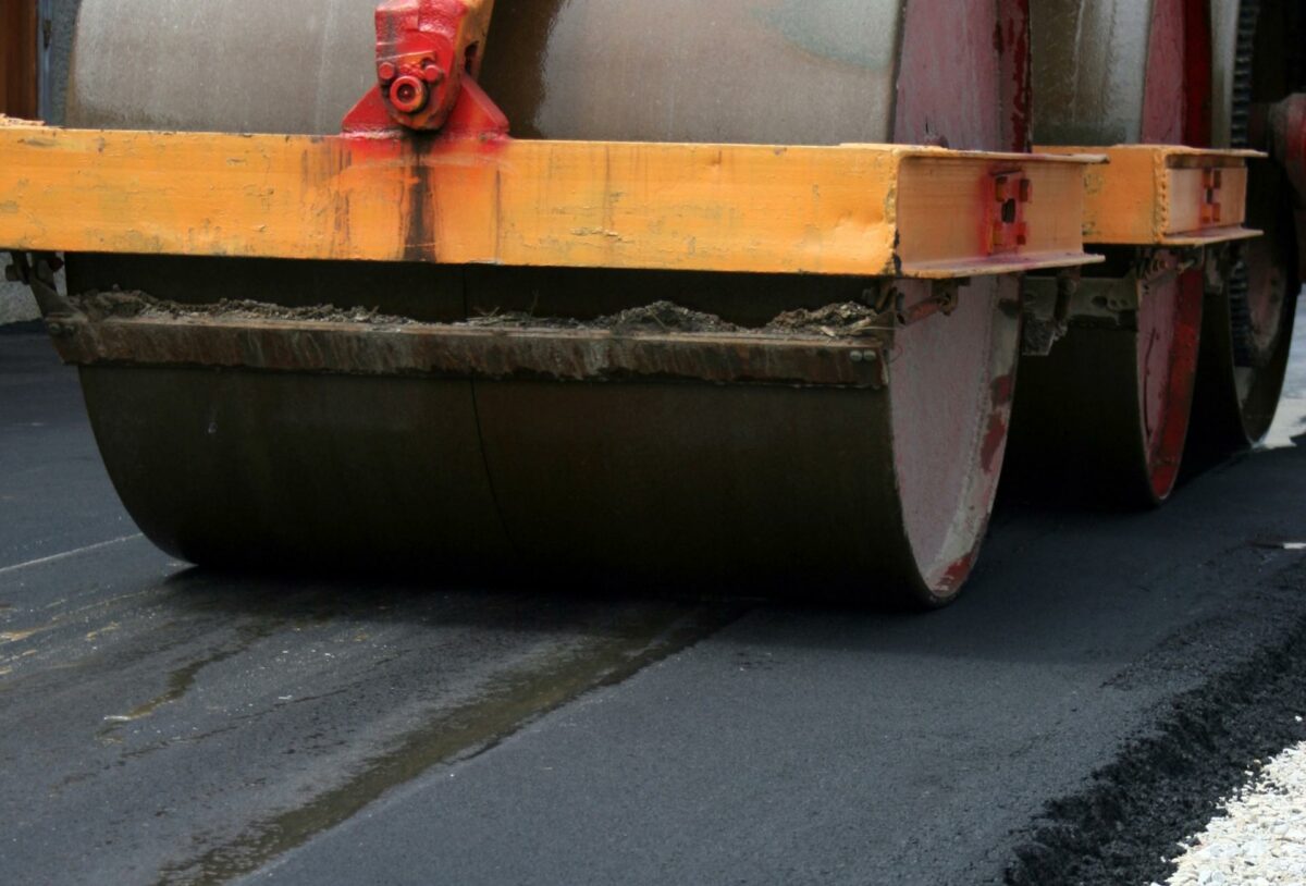 Arkil A/S skal lægge det sidste slidlag på veje og cykelstier ved Rødbyhavn. Foto: Colourbox.