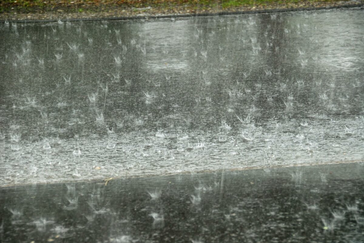 Selv i skybrud med 120 mm regn på kort tid vil den nye permeable asfalt og det underliggende design efterlade vejen uden en pyt. Foto: Colourbox.