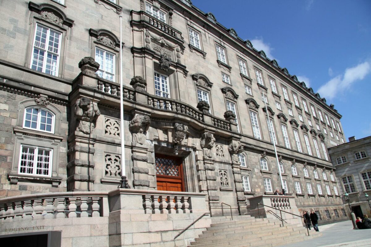 Området Byggeri og bygninger flyttes fra Folketingets Klima-, energi- og bygningsudvalg til fremover at høre under Folketingets Finansudvalg. Foto: Colourbox.