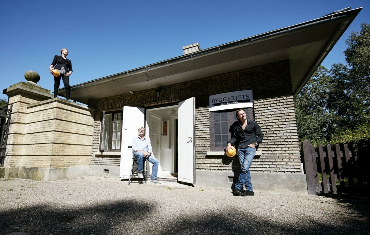 Byggeriets Billedbank startede i marts 2013 og er hjemhørende i denne smukke bygning tæt ved Bernstorff Slot i Gentofte. Foto: Byggeriets Billedbank.