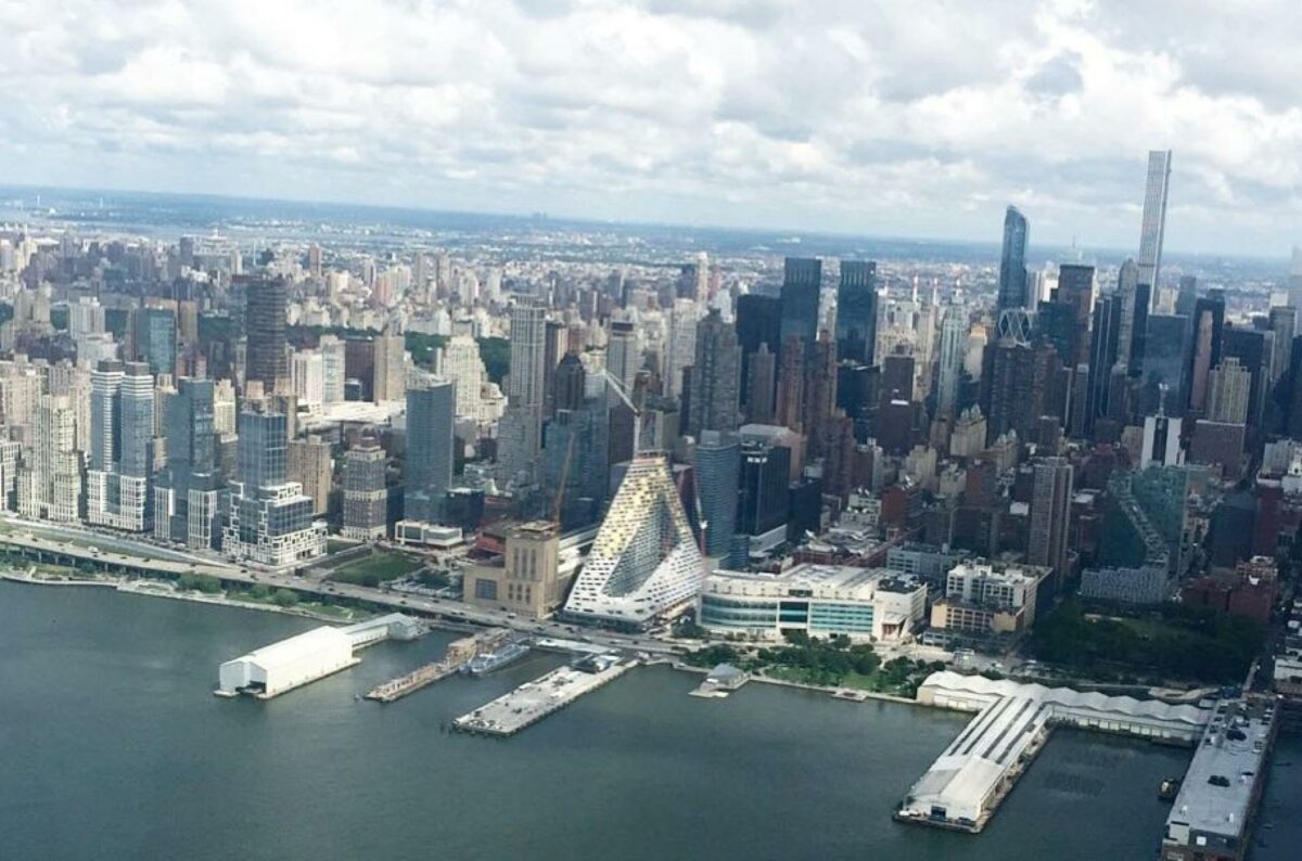 BIG har fået et stort gennembrud i USA, blandt andet her på Manhattan, hvor den karakteristiske bygning netop nu er under opførelse. Foto fra facebook/Bjarke Ingels.