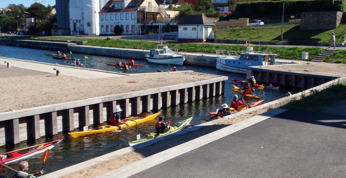 Etableringen af en ny kanal og Hasle ø er nu færdig, og projektet til 13 millioner kroner har allerede givet nye, private investeringer i den bornholmske havneby. Foto: Bornholms Regionskommune.