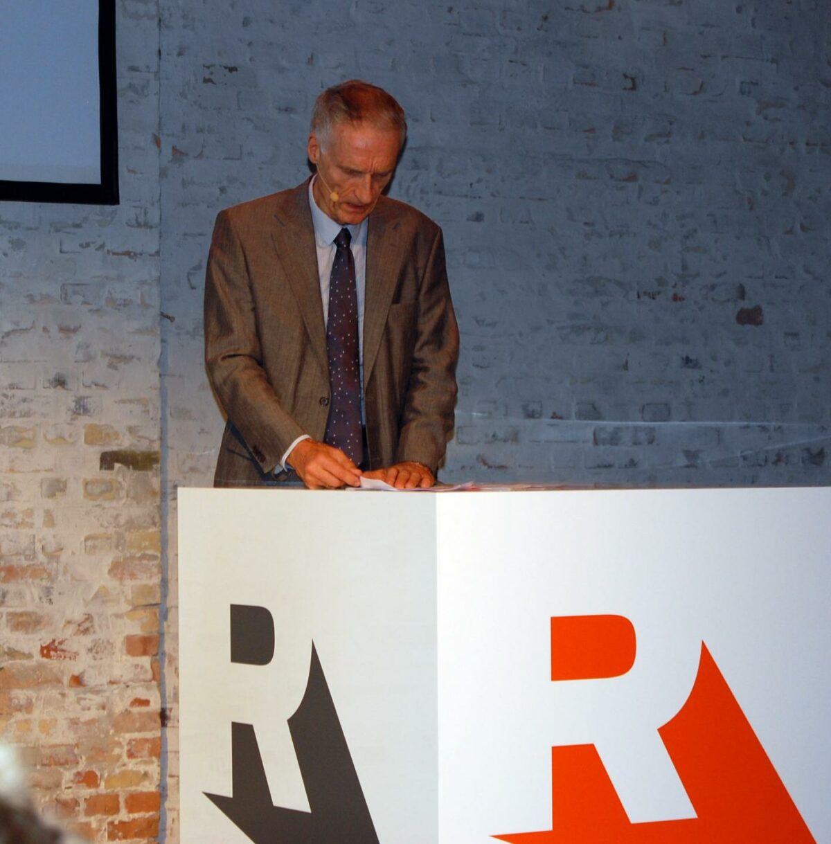 Kulturminister Bertel Haarder åbnede RISING i sikker stil, og han fik latteren frem hos de fremmødte med en bemærkning om, at arkitekterne nogle gange burde tvinges til at bo i de byggerier, de skabte. Foto: Lars Lorentsen.