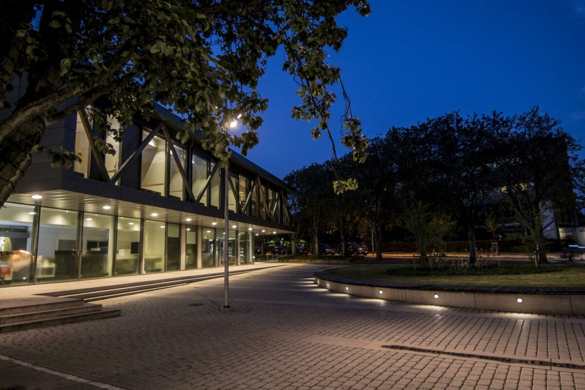 Om aftenen skal facadebelysningen skabe en tryg og indbydende atmosfære. Foto: Cowi.