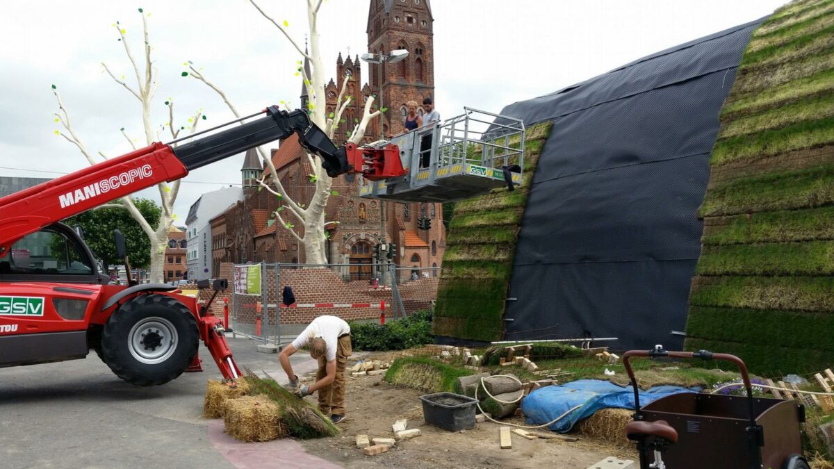 Det grønne hus på Wilhelm Werners Plads i Odense er blevet beklædt med græstørv. Det skete i op til seks meters højde, så en teleskoplæsser var nødvendig.